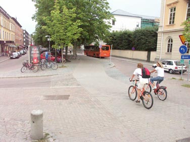 Bilden är ett exempel på en mindre korsning där de oskyddade trafikanterna har företräde och fordonen måste korsa gång- och cykelvägen på deras villkor.