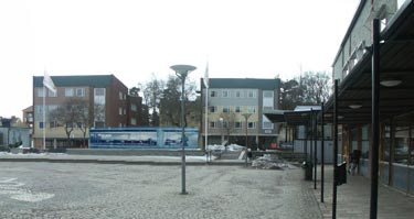 Bilden är en illustration på hur utsikten från torget skulle kunna påverkas av en byggnad uppe på nivåskillnaden, på den västra sidan av torget.