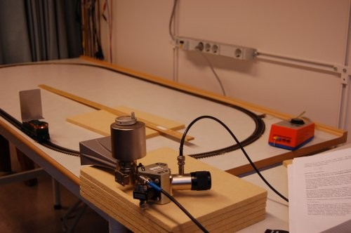 Figur 5. Experimentuppställning Mätning med Dopplerradar Dopplerradarn ställdes så att den sände ut mikrovågor parallellt med ena långsidan av rälsen (se figur 5.).