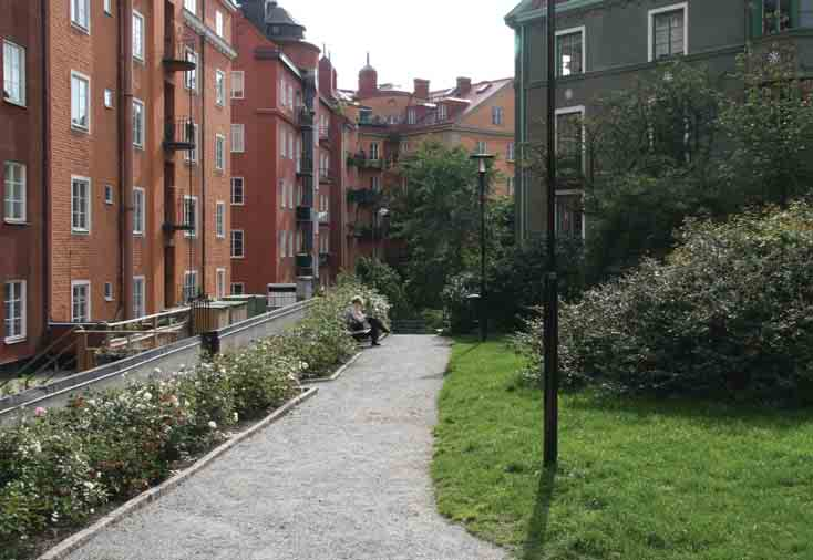 Sätertäppan Historik Sätertäppan, som är en av kvartersparkerna i Röda Bergen, anlades 1929 med träd, buskar och fleråriga blommor.