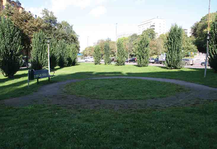 Plats vid kv Staren Karaktär och storlek: Parktorg 0,2 hektar Innehåll: Platsen består av en avlång triangulär gräsyta där Birger Jarlsgatan och Vallhallavägen möts.