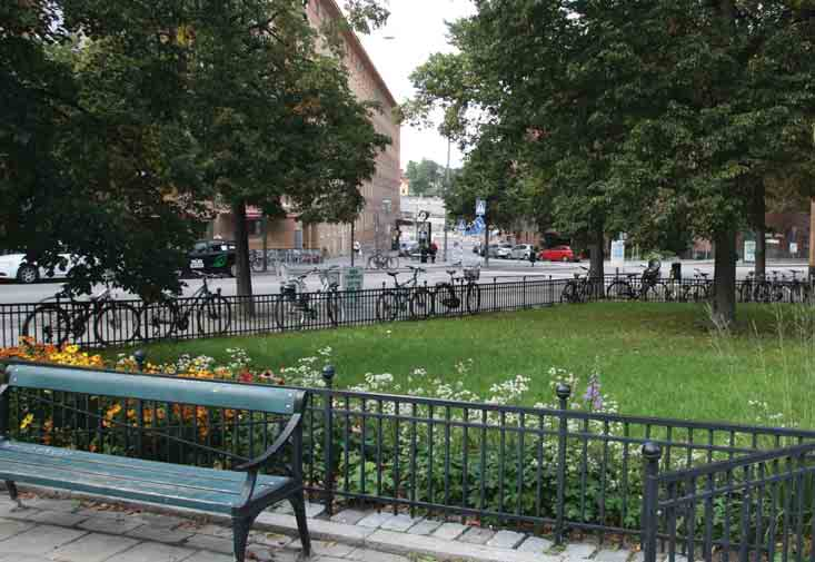 Sankt Eriksgatans gröna platser Historik Sankt Eriksgatan byggdes ut på 1910-talet och utformades med trädplanteringar och små gröna platser. Under årens lopp förändrades trafiksituationen.