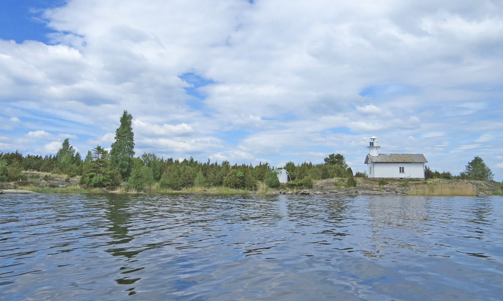 Figur 4. Gunnarsholmen. Mellan enbuskarna finns öppna gläntor med gräs och örter. Under taket på fyrbyggnaden häckade hussvalor både 1964 och 20