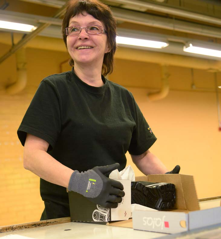 Merja Laitamäki har under sin över 30 år långa arbetskarriär kunnat följa med och se hur arbetssäkerheten har utvecklats. detta ju är en ständigt pågående utveckling.