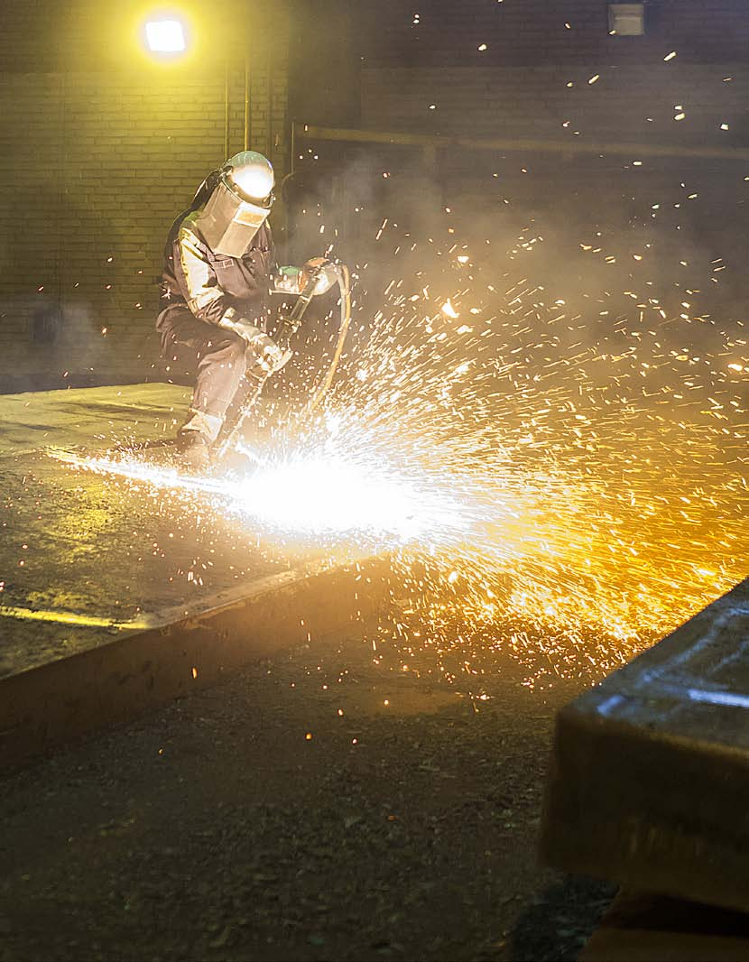Upp till 2 000 på stålverket SSAB i Oxelösund är Sveriges enda stålverk med en helt integrerad produktionslinje, från råvara till valsad stålplåt.