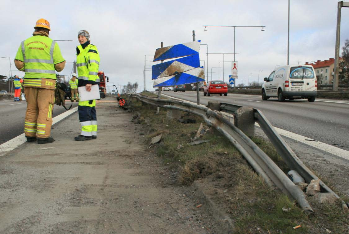 Räckesavslut och oeftergivlig vägskylt Räckesavslut påkört