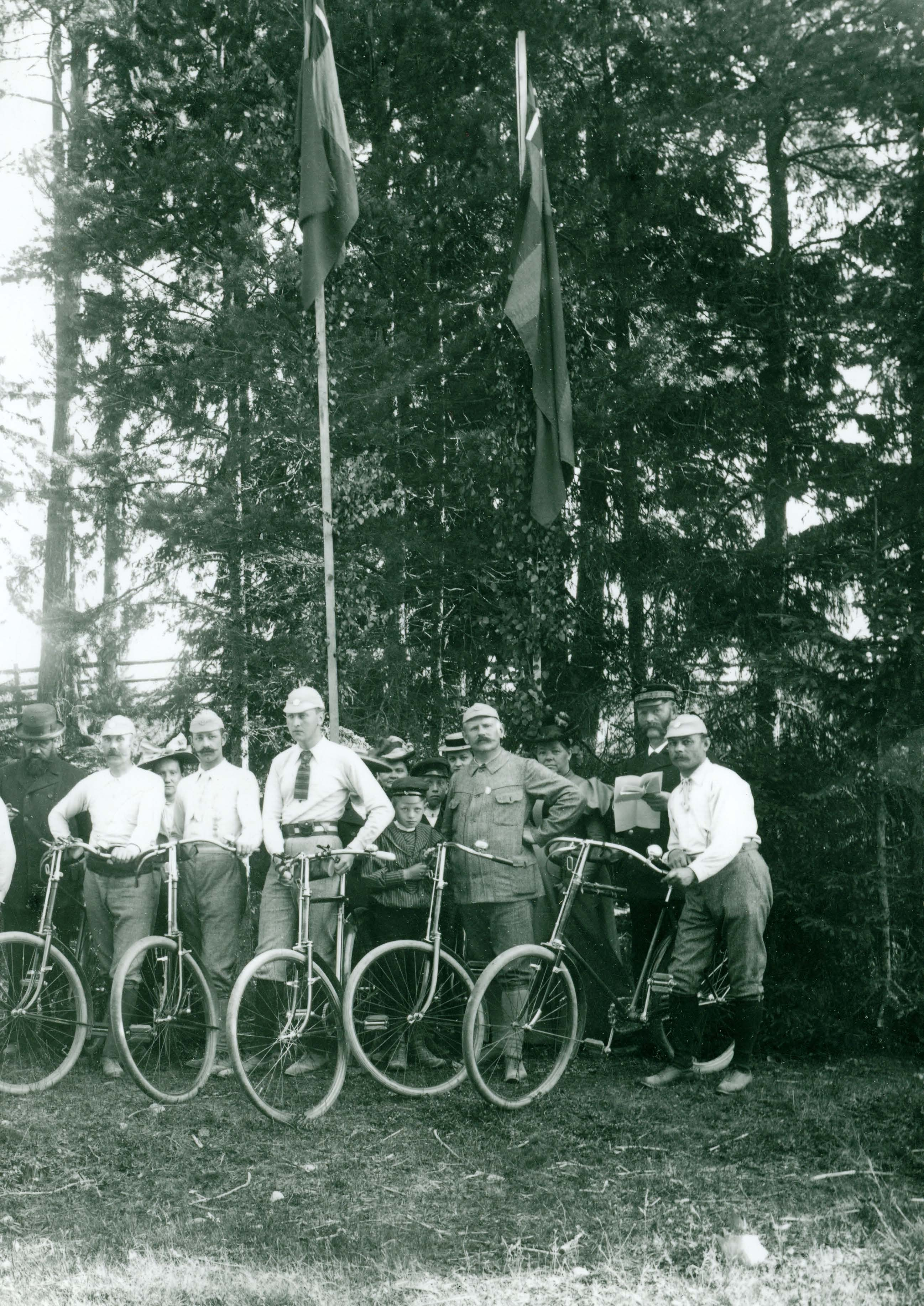 38 Historisk återblick Bilden är daterad 1897 och föreställer Katrineholms Velocipedklubb.