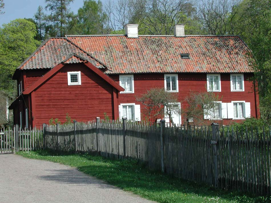Västra flygeln och huvudbyggnaden (Linnés boningshus). Notera den rikliga lavbeväxningen på tegelpannorna på taket. samlade Alfred Berg slånlav Evernia prunastri.
