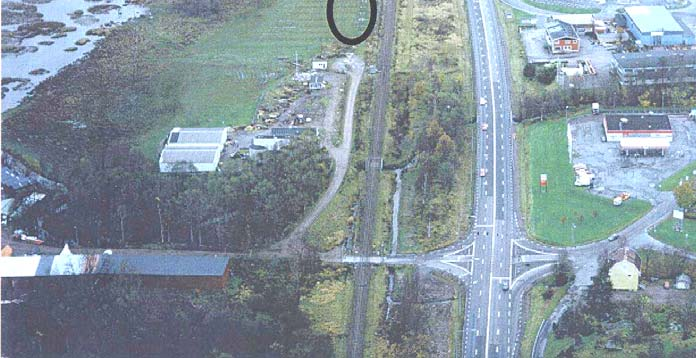 3.5 NÖDINGE 3.5.1 Allmänt Området ligger väster om nuvarande Rv45 omedelbart norr om reningsverket i Nödinge, cirka 1 meter från älven.