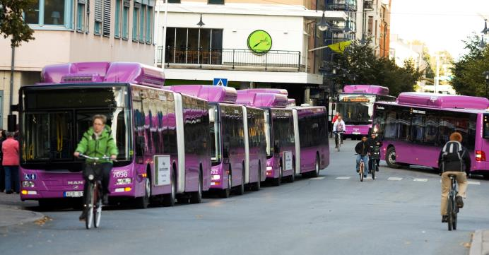 Tack för idag! Frågor? Andreas Ahlstam Trafikplanerare 019-21 14 52 andreas.