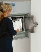 Electrolux Professional Vård & Omsorg 4 Inom vård och omsorg krävs specialanpassade tvättmaskiner Tvätt med smittorisk (t ex fekalier och bakterier) kräver en anpassad tvättprocess och utrustning.
