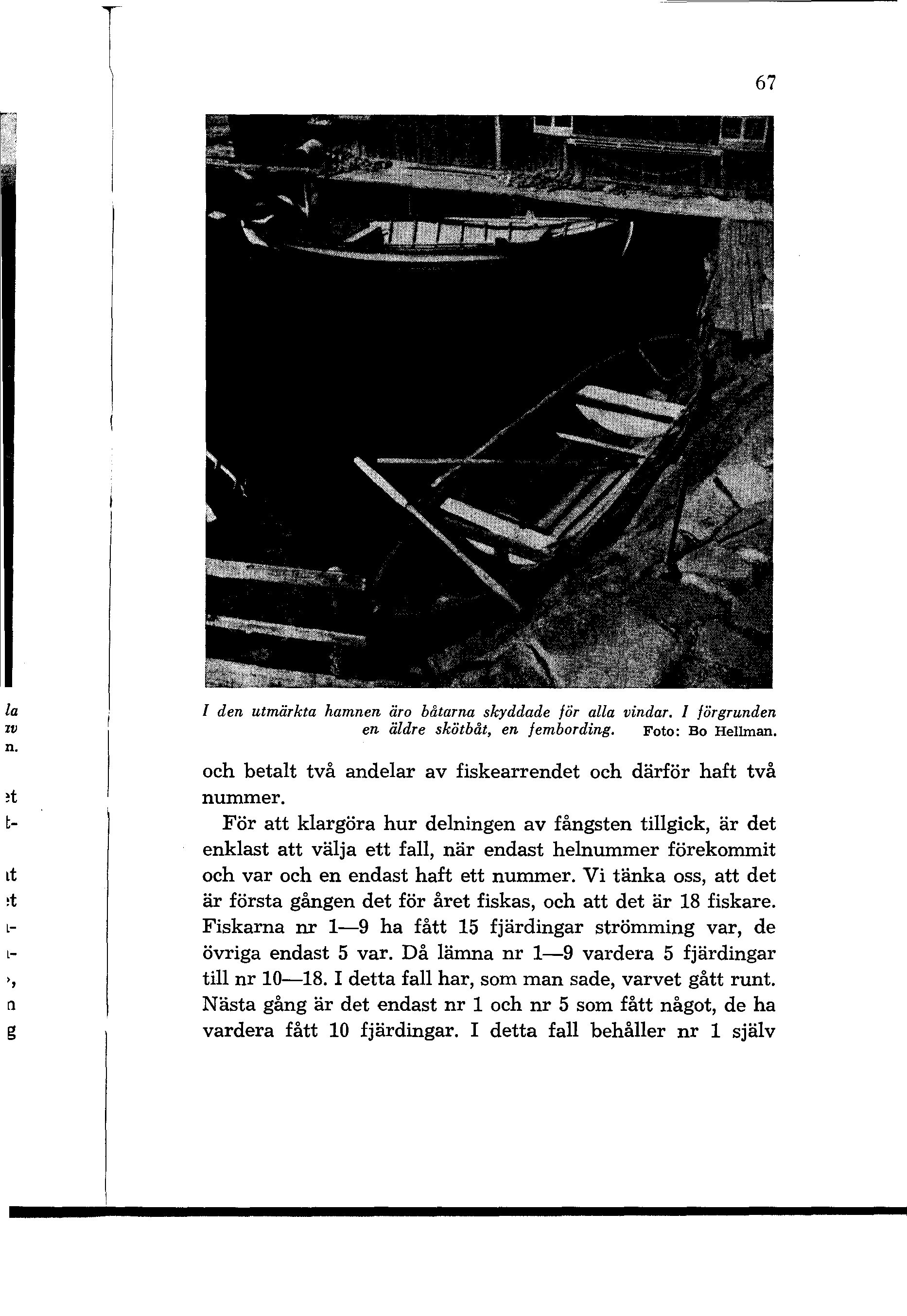 67 la IV n. ~t t- rt ~t l- l- >, n g l den utmärkta hamnen äro båtarna skyddade för alla vindar. l förgrunden en äldre skötbåt, en [embording, Foto: Bo Hellman.