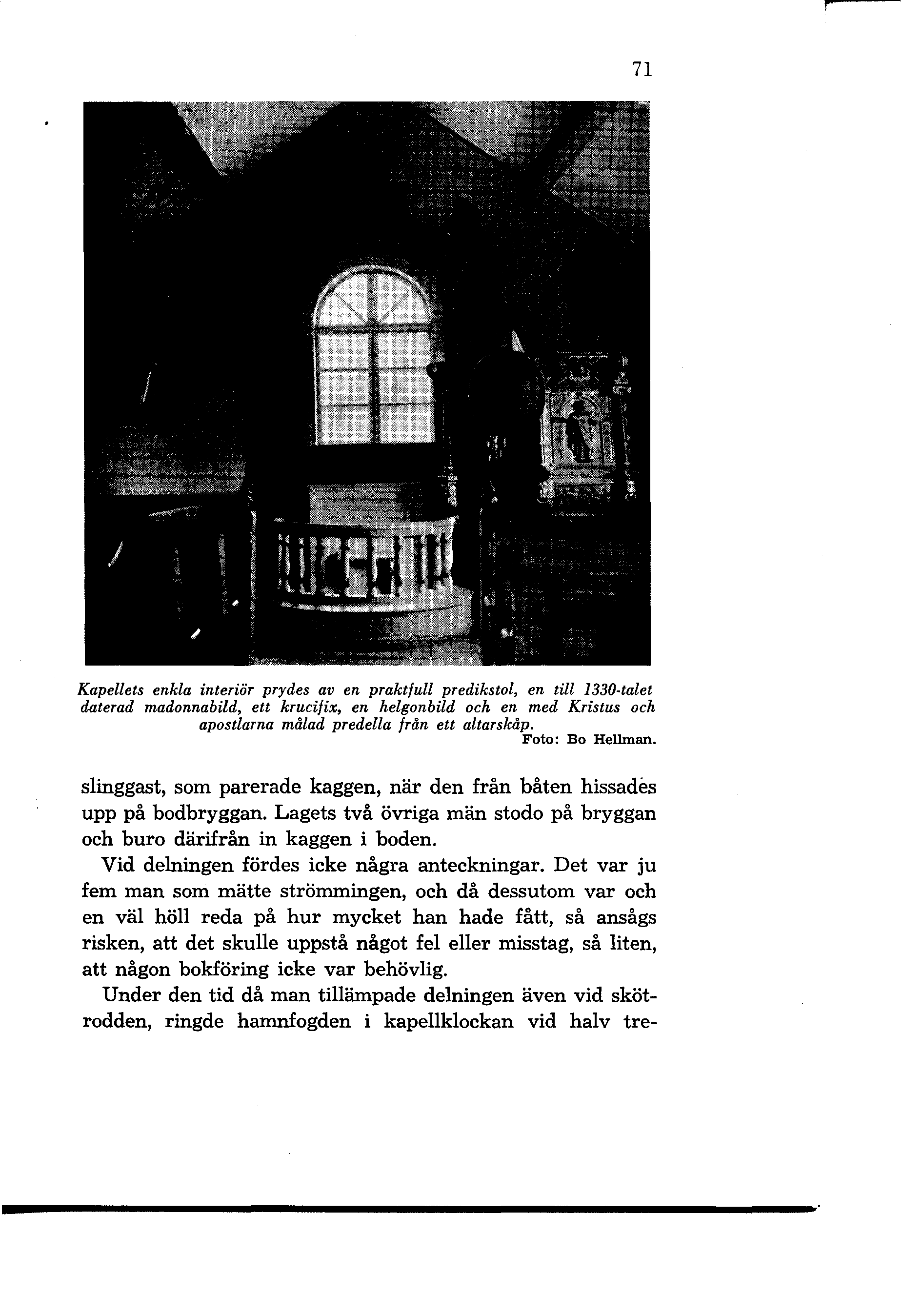 r 7l Kapellets enkla interiör prydes aven praktfull predikstol, en till 1330 talet daterad madonnabild, ett krucifix, en helgonbild och en med Kristus och apostlarna målad predella från ett altarskåp.