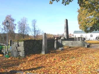 9 Objekt 6, södra kyrkogårdsmuren / tujorna vid graven I november år 2004 (A k 2004 11 26) beslutade församlingen att även restaurera den södra kyrkogårdsmuren under denna etapp.