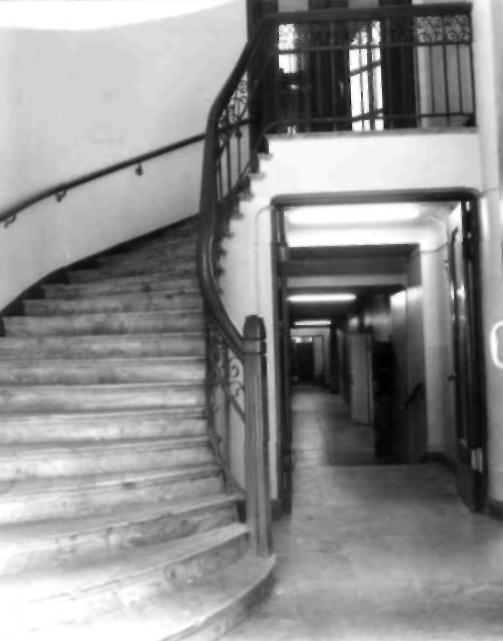 Fotograier från det östra trapphuset samt trappan från bottenvåningen mot gatuhusets första våning.