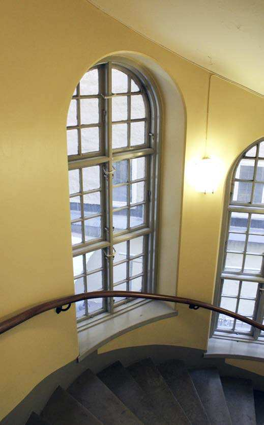 Ovan: Det västra trapphuset som bevarar sin trappa med plansteg, handledare med fästen, snickerier, dörrar och fönsterpartier. Ovan mitten: Vy från hallen i bostadslägenhet på plan 4.