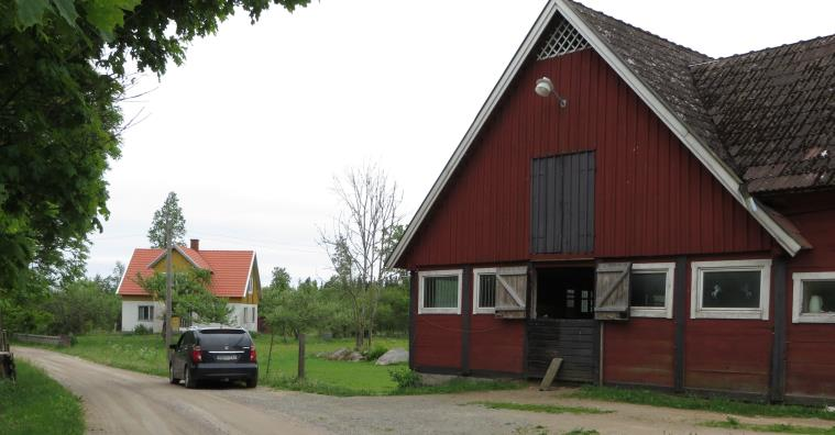 En av de utskiftade nya gårdarna från tiden för laga skifte flyttade bara kort bit från den gamla bytomten (Trollamåla 1:3). Bostadshuset har idag kvar sin yttre form, men är förändrat i detaljer.