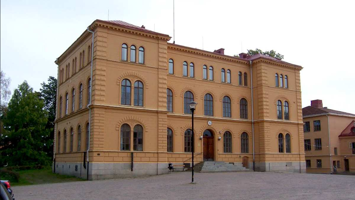 Dnr SHB 11/50 7/18 direkt väster. På andra sidan Nyköpingsån ligger ett större bankhus. Programområdet ligger i en historisk del av Nyköping.