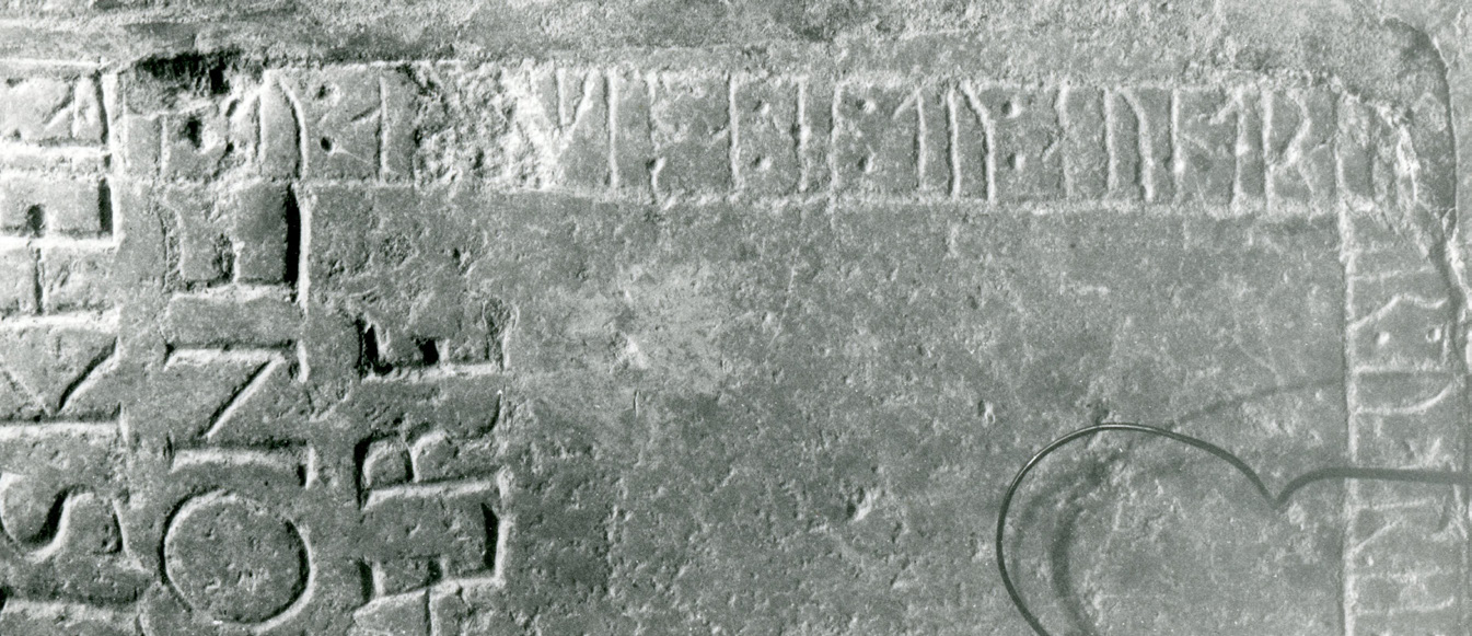 Gravhällsfragmentet från Tornby 131 Fig. 8. Detalj av inskriften på gravhällen G 293 i Lärbro kyrka.