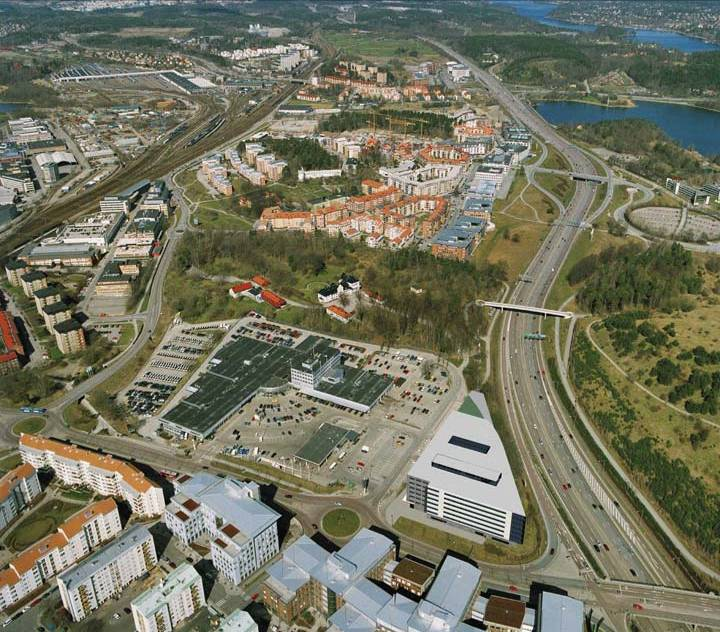 DELÅRSRAPPORT JANUARI - MARS 2011 Vy över Stora Frösunda, Solna stad Catena ska äga, effektivt förvalta och aktivt utveckla fastigheter som har förutsättningar att generera
