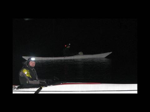 7 En onsdagspaddling Klockan var 18:00 den 28/11. Jag Tommy och Eivind träffas vid kanotklubben, det blåser ganska hårt.