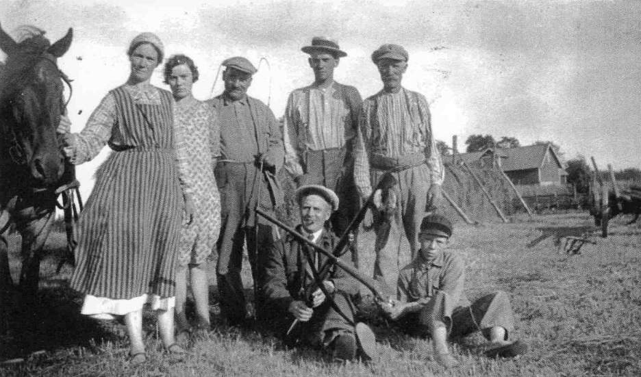 Norra Björnfall Gård A Öna. Sid 4 Generation 4: Rickard Persson (Öna-Rickard) gifte sig 1909 med Annie Matilda Elisabet Larsson Öna-Anni f.1889 i Ulfsbäcken, Hammars förs.