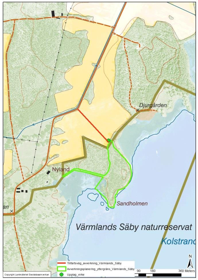 Figur 2. En karta (t.v.) över avverknings- och röjningsområdet inklusive upplagsplats för materialet, samt en karta (t.h.) med inritad tillfartsväg över åkern i norr (ca 300 m röd linje).