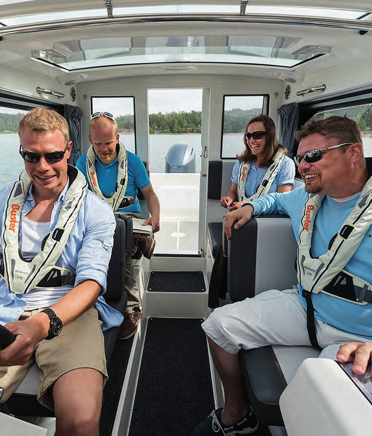 BUSTER CABIN E SKÄRGÅRDSJEEP MED ÖVERNATTNINGSMÖJLIGHET. Buster Cabin E är rätt val även för dig som inte enbart ser båten som ett färdmedel.