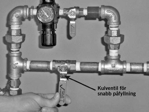 11. När det normala systemlufttrycket har nåtts, stäng kulventilen för snabb påfyllning på trimsystemet för luftunderhåll. 14. Öppna vattentillförselns huvuddräneringsventil. 12.