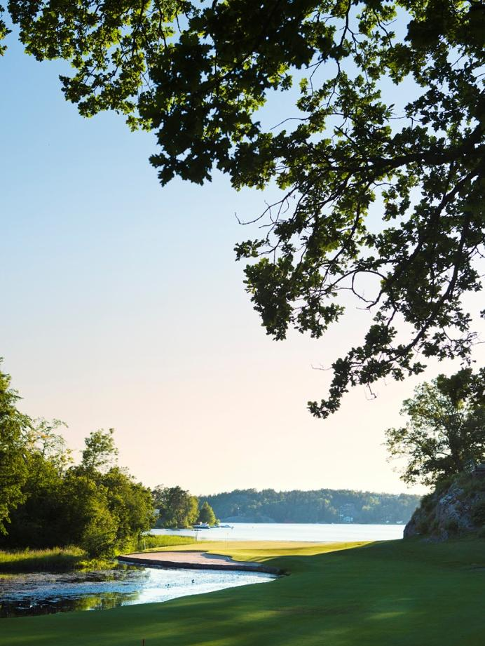 11 Övningsområde - Driving range och närspel - hål 19 Vår driving range är begränsad i utrymme och går inte att utöka.