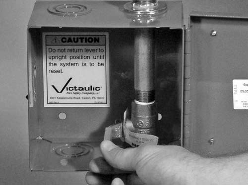 14a. Kontrollera att systemledningen laddas genom att observera luftmanometern. Om den inte visar en höjning i lufttrycket, finns en läcka eller öppning i systemledningen.