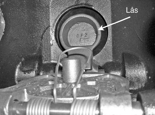 7. Stäng membran-laddningsledningens kulventil. 11. När allt tryck i systemet har avlastats, lossa långsamt lockbultarna. ANM.: Ta INTE bort någon lockbult förrän alla lockbultar lossats. 11a.