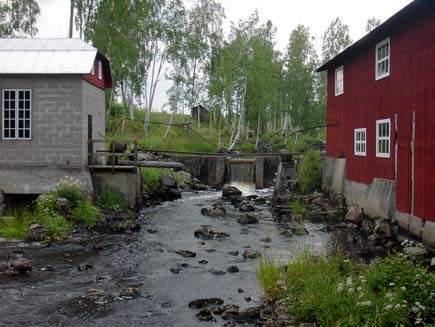 7. Moån ARO: Testeboån Ockelbo NO / Åmot FVO Vandringshinder 5 är en halvtrumma, som går under vägen mot Råtjärnen. I dess utlopp finns ett mindre fall (Foto 7..3).