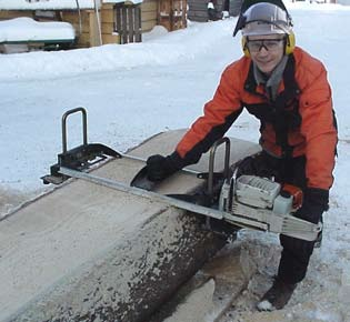 Sågning med Big Mill LSG Första sågsnittet skall göras ganska långt ned i stocken, dels för att undvika att du sågar i de spikar eller skruvar som brädan är fäst med, och dels för att få en bred