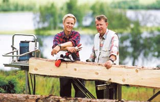 Skärutrustningen Nya svärd och kedjor skall smörjas upp innan de används. Lägg lite smörjfett i kedjespåret så att kedjan har smörjning från första varvet.