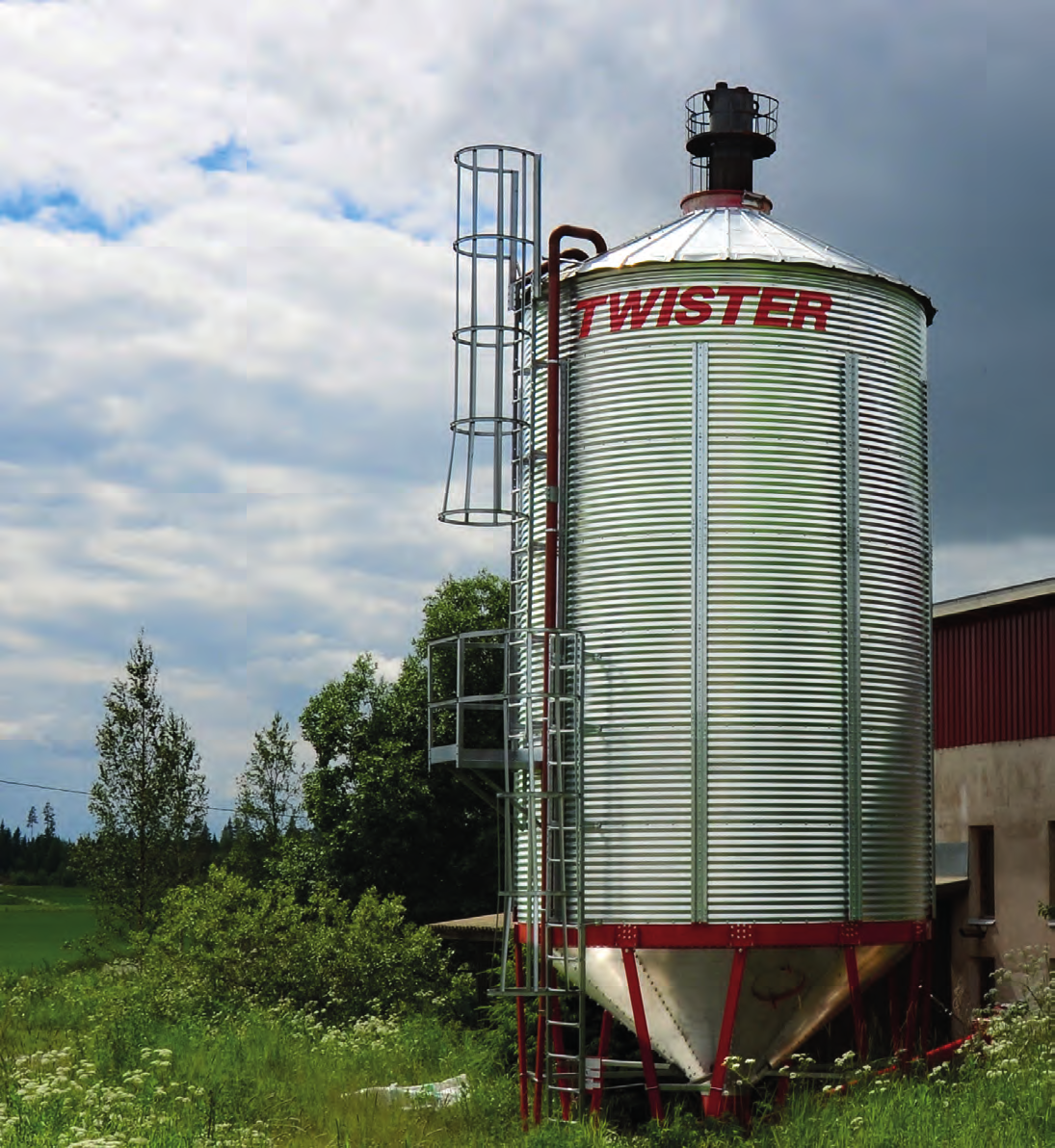 TWISTER-STÅLKONSBOTTENSILO FÖR LAGRING AV PELLETER Den moderna och till sin konstruktion robusta Twister-stålkonsbottensilot lämpar sig utmärkt till lagring av pellets.