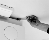Home Appliances Justera fotstöden Om golvet är ojämnt, justera in tvättmaskinen med hjälp av fotstöden (lägg inte träklotsar, pappskivor, etc, under benen): 1.