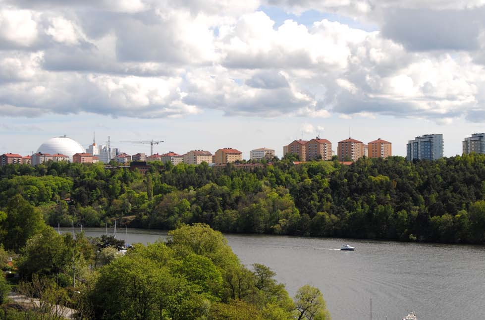 23 4.3 Taklandskapen och naturens förutsättningar tecknar stadens siluett Landskapets skiftande karaktär och olika tidsepokers byggnadsideal gör att stockholmssiluetten varierar mellan stadens olika
