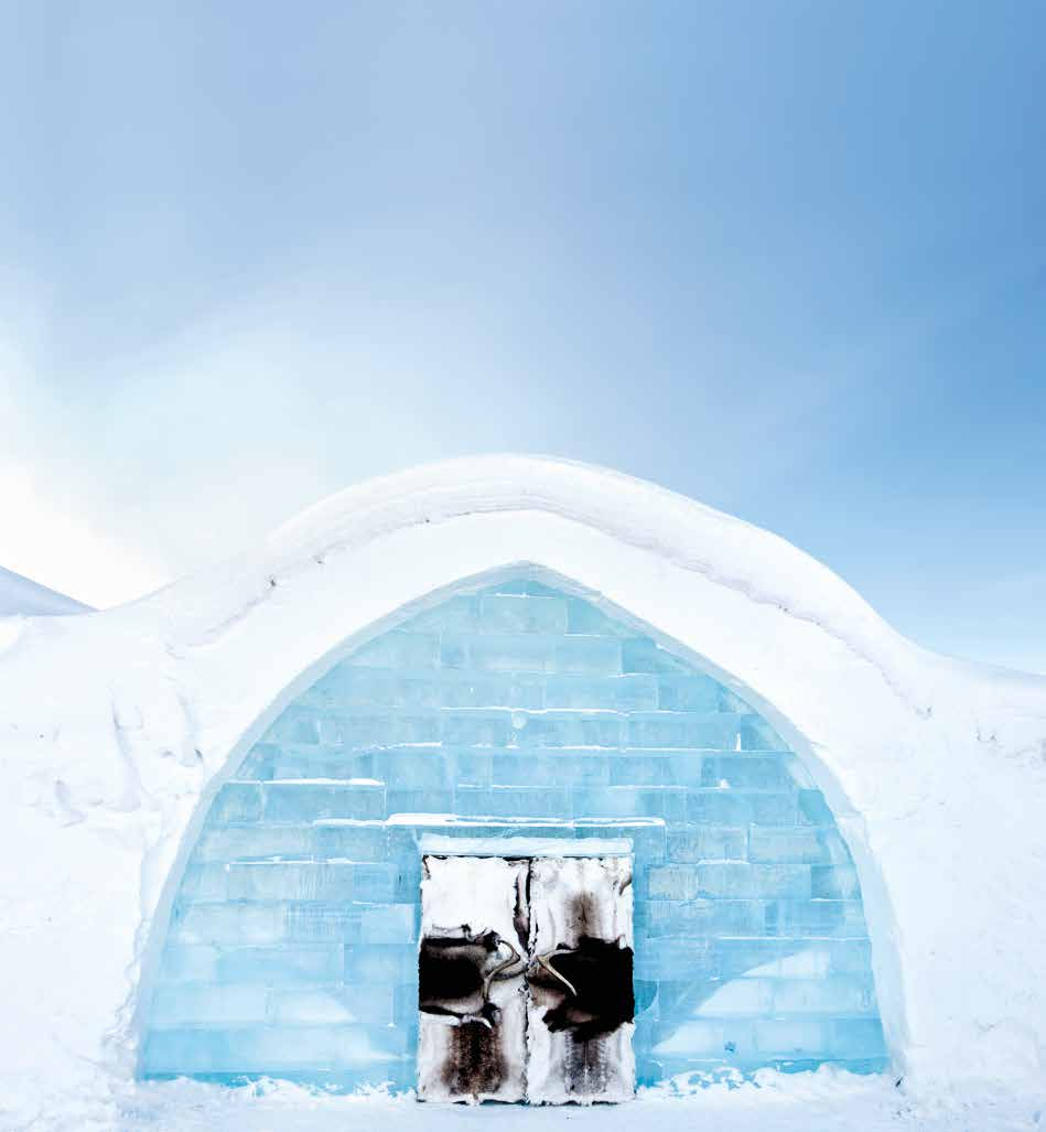 PRESSINFORMATION ICEHOTEL Varje år, i takt med att Torne älv fryser till is skapas ett nytt ishotell i det lilla samhället Jukkasjärvi