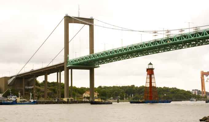 Pater Noster passerar under Älvsborgsbron i Göteborgs hamn. Foto: Sture Björnsson Det blev nu ytterligare väntan. Det strulade med angöringsfästena på land för kranen, och tur var väl det.