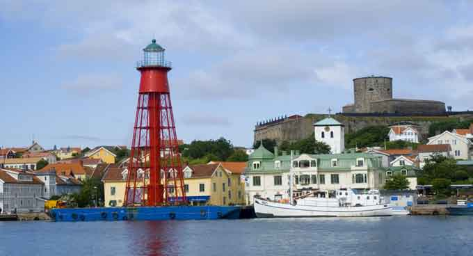 Pater Noster har nu nått fram till Marstrand på sin eriksgata. Carlstens fästning i bakgrunden. Foto: Sture Björnsson ren till Marstrand.