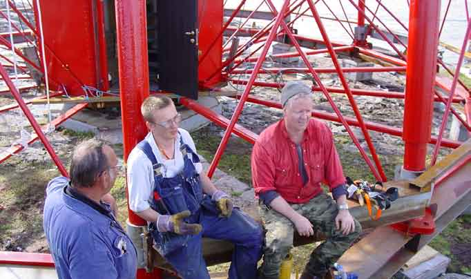 Pater Noster har landat på Hamneskär. Jerry Carlsson, Magnus Åström och Jan Ålander pustar ut efter väl förrättat värv. Foto: Pelle Stavfeldt len har också påträffats.