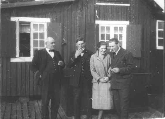 Brita en fyrvaktarhustru Kurth Augustson Brita och Folke nyanlända till Sandön med fyrmästare Ekman + okänd fyrvaktare.