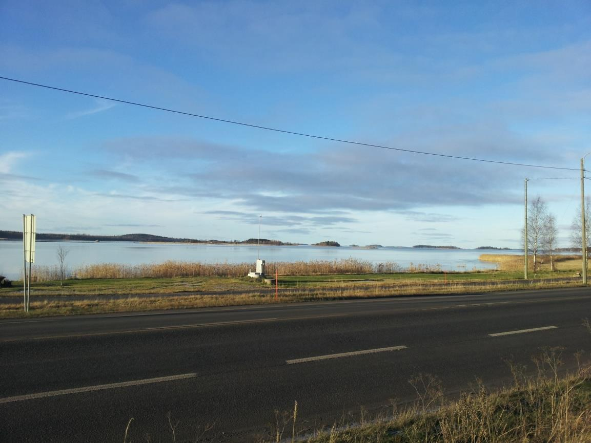 9 Bild 5. Riksväg åtta ligger mellan planläggningsområdet och Oravaisfjärden. 3.1.5 Service På planområdet finns ingen service.