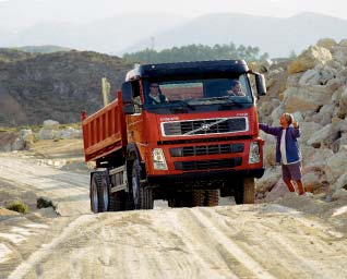 14 Volvokoncernens bokslut för 2004 Mack Trucks Macks leveranser uppgick till 7.846 lastbilar under det fjärde kvartalet vilket är en ökning på 48% jämfört med fjärde kvartalet 2003.