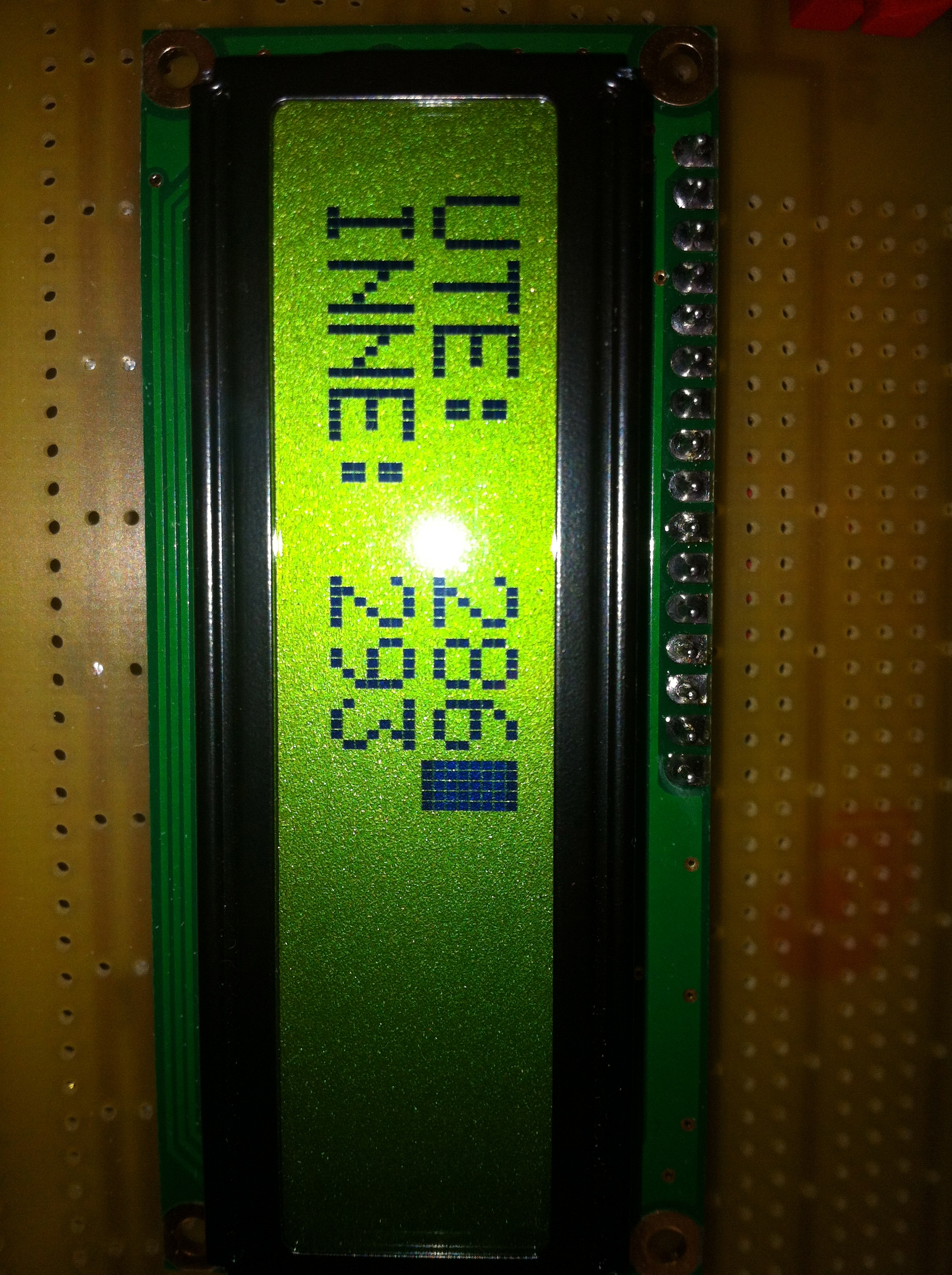 Figur 3: Normalläge på displayen. Figur 4: Hur displayen ser ut då ett min- alarm ställs in. Figur 5: Hur displayen ser ut då ett max- alarm ställs in.