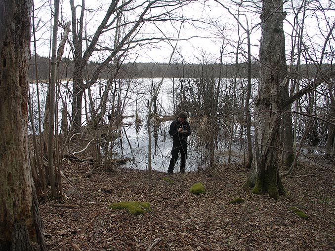 namnet Marsbäckens stenbrott, Källsåker, där råblock (byggnadssten, diorit) bröts. Stenbrottet öppnades år 1890 och verksamheten lades ner år 1965 (http://www.gis.lst.se/lstgis).