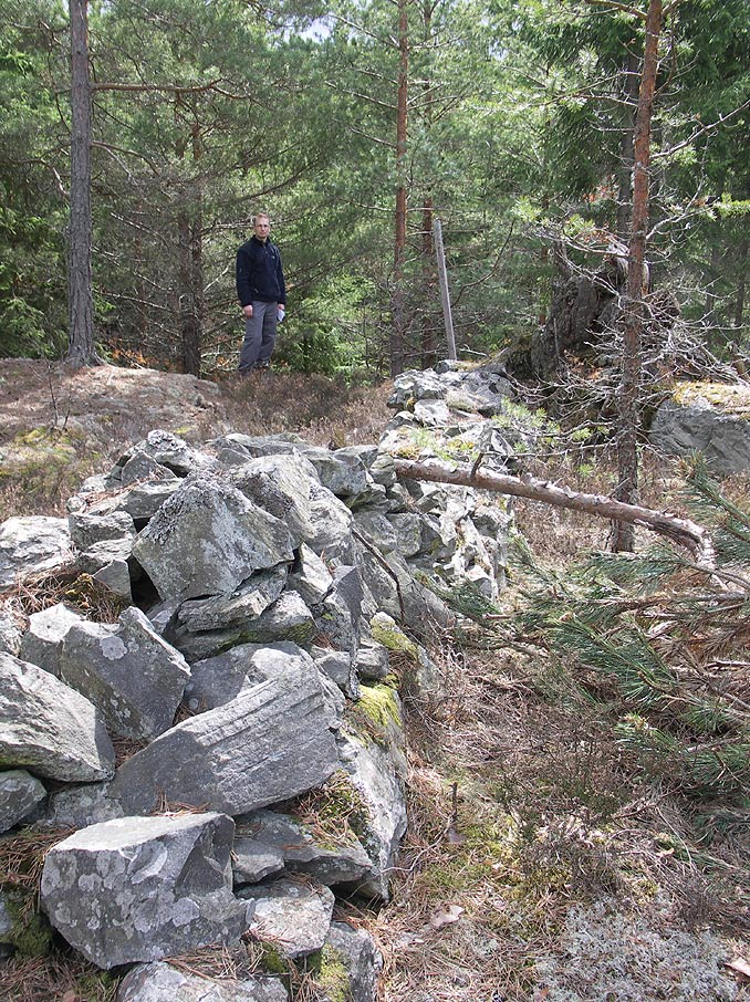 liga begränsning och är av stort kulturhistoriskt värde. Den fossila åkermarken ansluter till bebyggelseenheter varav vissa tomter är bebyggda idag.