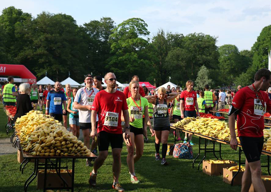 Blodomloppet Blodomloppet grundades 1993 i Göteborg och Stockholm. Det arrangeras av en ideell förening där Sveriges blodcentraler och de lokala idrottsföreningarna som arrangerar loppen är medlemmar.