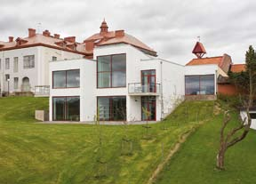 Laholms keramikmuseum I samma hus som Teckningsmuseet finns också Laholms keramikmuseum.